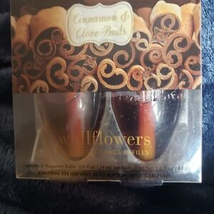 Bath & Body Works Wallflowers Refill Bulbs — Cinnamon & Clove Bud